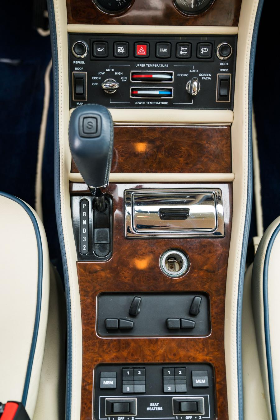 Детали интерьера Bentley Azure 1995 года  (NA) (фото 15 из 57)